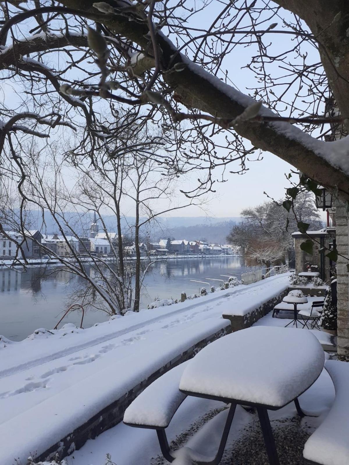Pieds Dans L'Eau Private Wellness Bordure De Meuse Villa Lustin Екстериор снимка
